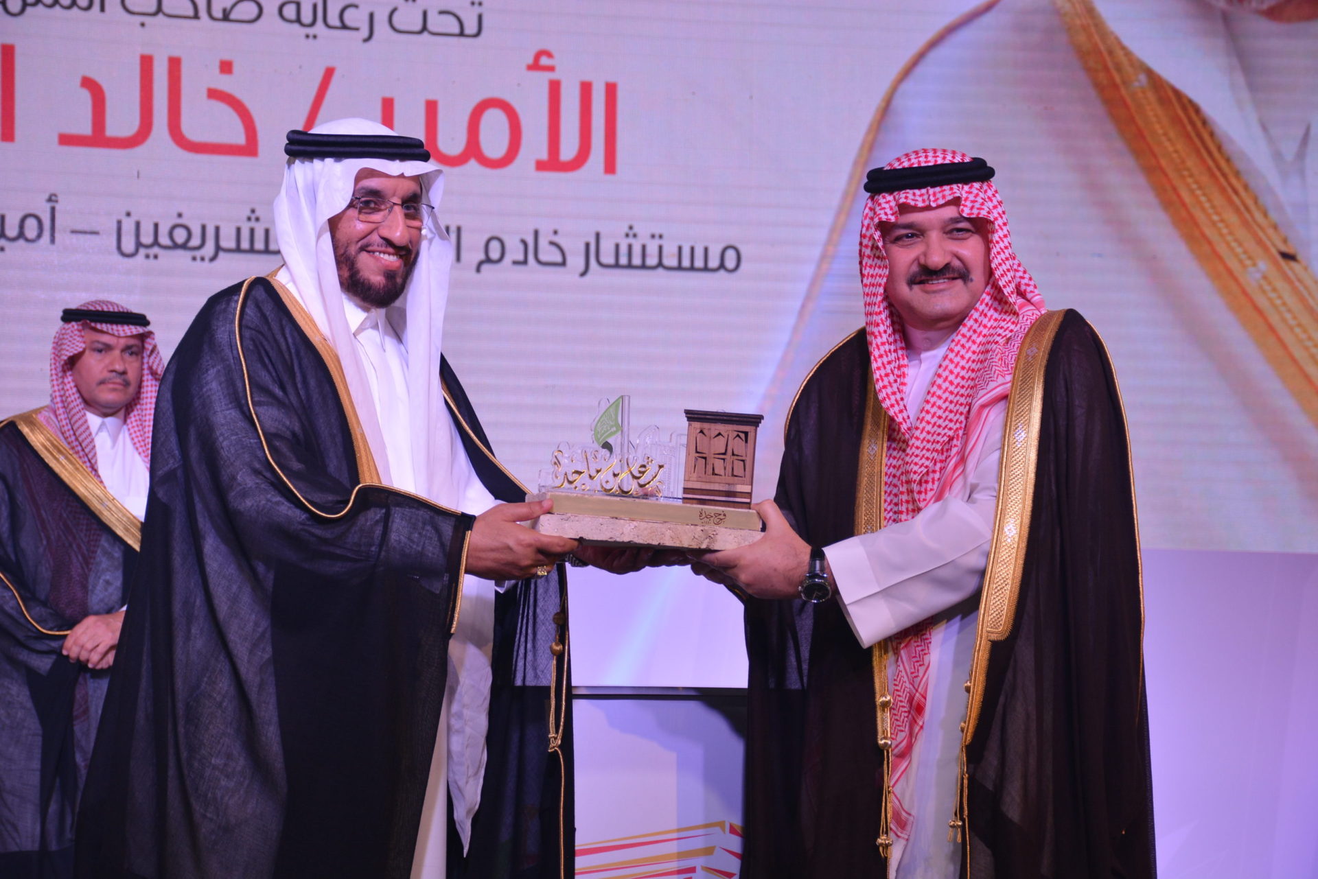 مشعل بن ماجد يزف 1440 عريسًا في فرح جدة